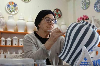 Çini, kadınların ellerinde hayat buluyor