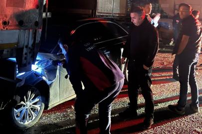 Cizre’de iki tır arasında sıkışan otomobil kağıt gibi ezildi: 1 yaralı