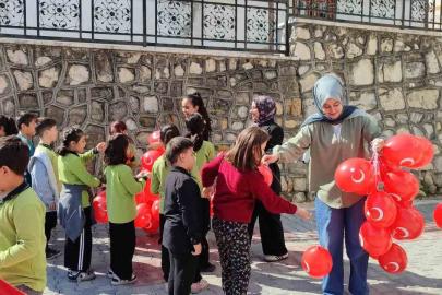 Çocuklar 23 Nisan’ı geleneksel oyunlarla kutladı