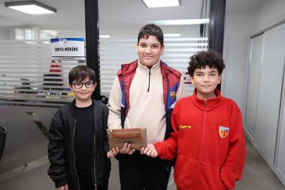 Çocuklardan örnek davranış: Buldukları cüzdanı sahibine ulaştırdılar
