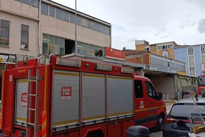 Çöken çatıdan düşen usta yaralandı