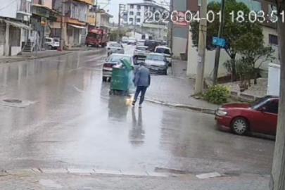 Çöpe atılacak batarya işletmecinin elinde alev aldı