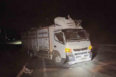 Çorum’da hafif ticari araç kamyona çarptı: 3 yaralı