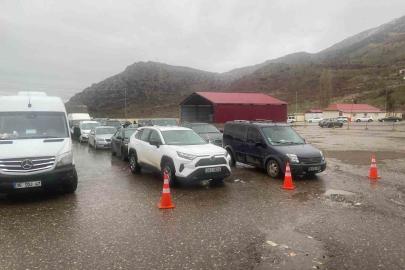 Çukurca Üzümlü Sınır Kapısı’nda sistem arızası