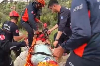 Dağa tırmandığı sırada düşerek yaralanan kişiyi ekipler kurtardı