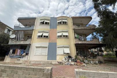 Daire içerisinde ve bahçede biriktirilen çöpler vatandaşı isyan ettirdi