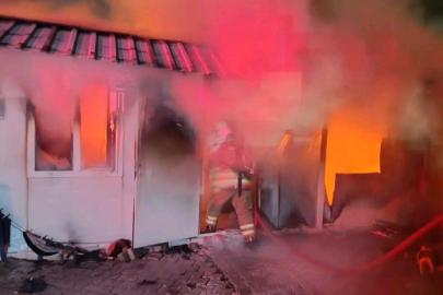 Depremzede ailenin yaşadığı konteyner alevlere teslim oldu