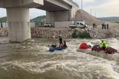 Dereyi traktörle geçmek isterken faciadan dönüldü: 10 işçi vinçle kurtarıldı