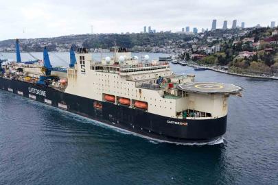 Dev boru döşeme gemisi Castorone Boğaz’dan geçti