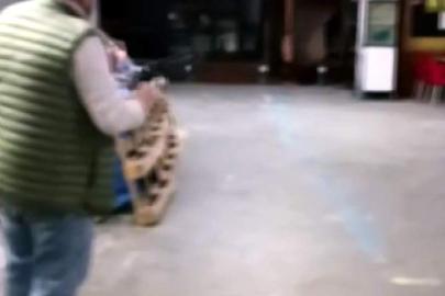 Devrek’te dehşet anları kamerada: Tüfekle iş yerine kurşun yağdırdı