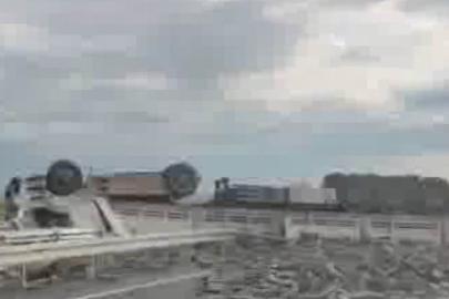 Diyarbakır’da briket yüklü tır yan yattı: 1 yaralı