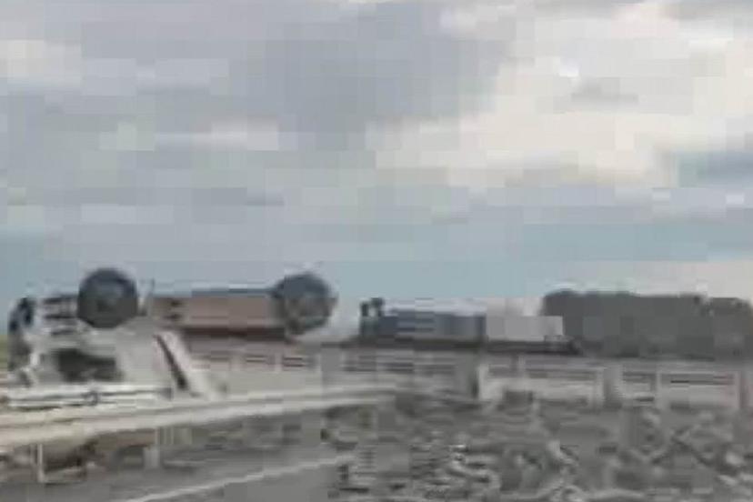 Diyarbakır’da briket yüklü tır yan yattı: 1 yaralı