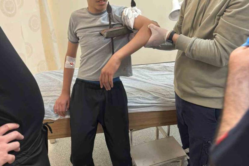 Diyarbakır’da demir korkuluk, küçük çocuğun koluna saplandı