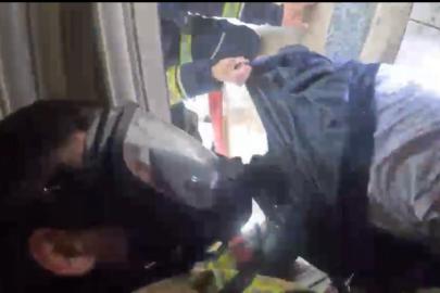 Diyarbakır’da filmleri aratmayan kurtarma operasyonu: Yangının ortasında kalan vatandaş kurtarıldı