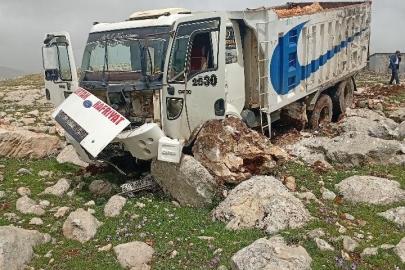 Diyarbakır’da freni boşan hafriyat kamyonu taşlara çarptı: 1 yaralı