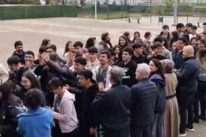 Diyarbakır’da öğrenciler, öğretmenlerini çiçeklerle karşılayıp sarıldı