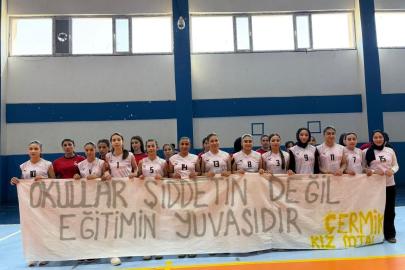 Diyarbakır’da öğrencilerin açtığı pankart duygulandırdı