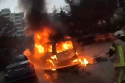 Diyarbakır’da park halindeki araçta çıkan yangın kamerada