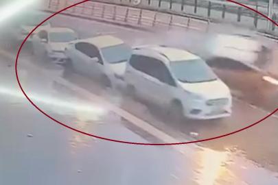 Diyarbakır’da ticari taksinin 3 otomobile çarptığı kaza kamerada