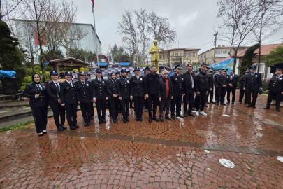 Diyarbakır’da yürek ısıtan görüntü: Vatandaşlar yağmurda ıslanan polislere şemsiye tuttu