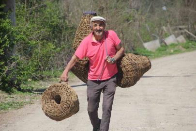 Doğadan topluyor, türkülerle örüyor: 45 yıllık usta dikenli sarmaşıktan balık sepeti örüyor