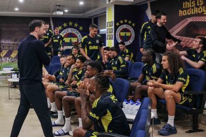 Domenico Tedesco, futbolcularla vedalaştı