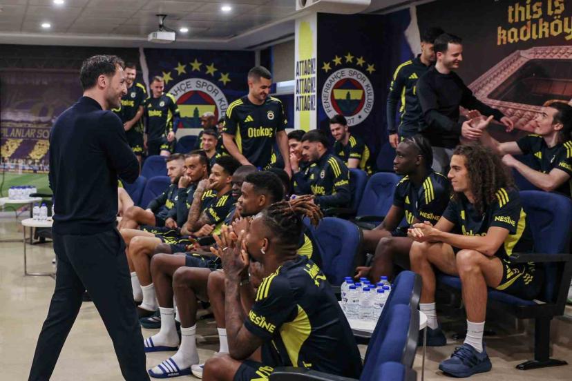 Domenico Tedesco, futbolcularla vedalaştı