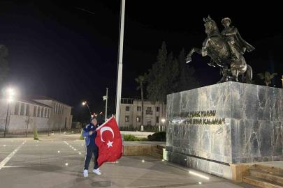 Dünya Kupası sevincini kent meydanında tek başına göz yaşları içerisinde yaşadı