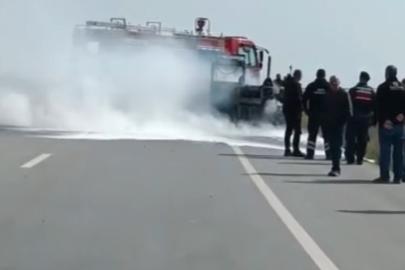 Edirne-Kırklareli yolunda seyir halindeki iş makinesi alevlere teslim oldu