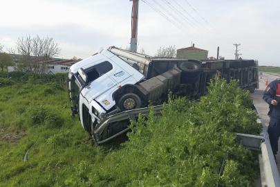 Edirne’de kontrolden çıkan tır devrildi