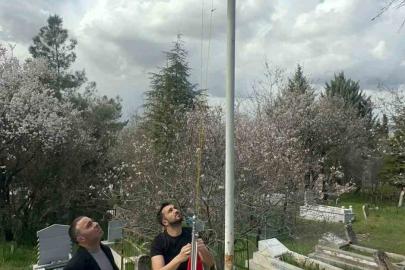 Elazığ’da şehitlikteki bayraklar değiştirildi