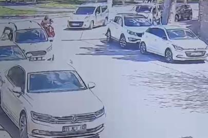 Elektrikli bisiklet park halindeki otomobile çarptı