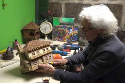 Emekli olduktan sonra yaptığı ahşap maket evler beğeni topluyor