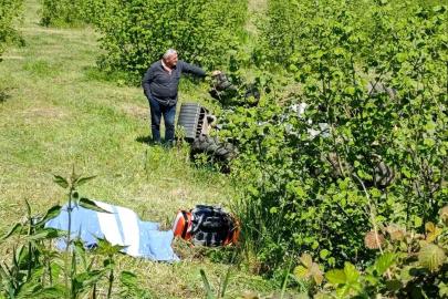 Emekli polis devrilen traktörün altında can verdi