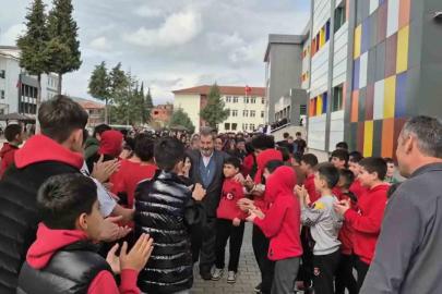 Emekliye ayrılan öğretmene ’Hatıran Yeter’ şarkısı ile duygusal veda