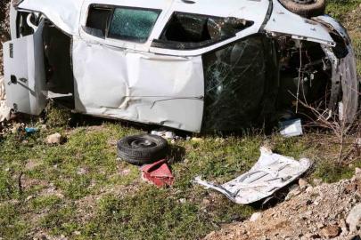 Emniyet şeridindeki kamyonete çarpan otomobil boş araziye uçtu: 4 yaralı