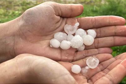 Erik büyüklüğündeki doluların isabet ettiği vatandaşlar panik yaşadı