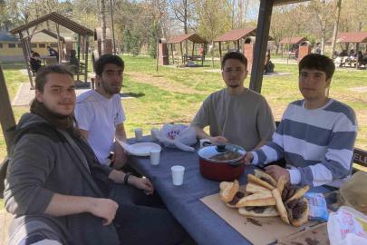 Eskişehir’de gençler doğa ve tarih gezisinin ardından mangalda buluştu