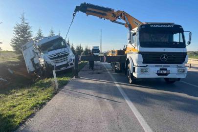 Ev eşyası yüklü tır şarampole devrildi