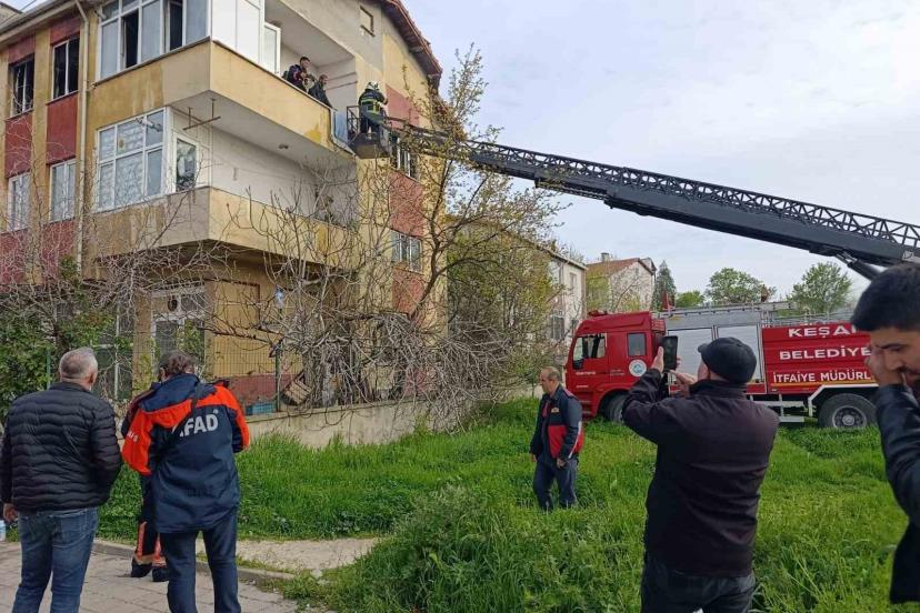 Evi ateşe verdi, babasını arayıp "evi yaktım gel" dedi