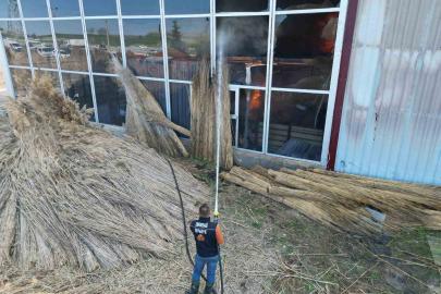 Fabrika yangınında duman ve alevler metrelerce yükseğe çıktı