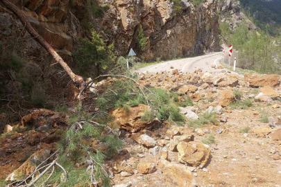 Feke-Saimbeyli kara yolu ulaşıma kapandı