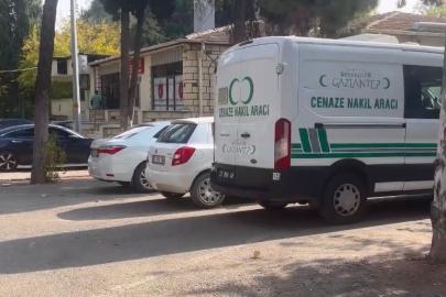 Gaziantep’te otomobil tıra arkadan çarptı: Baba-oğul hayatını kaybetti