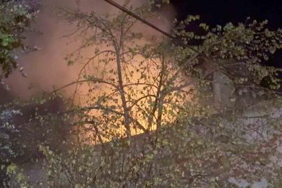 Gece yarısı korkutan yangın: Evde uyuyan kişi kurtarıldı