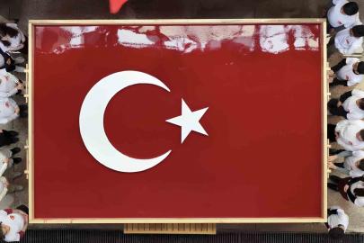 Geleneksel yöntemlerle dev Türk bayrağı yapıldı