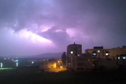 Gercüş’te şimşekler geceyi aydınlattı