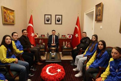 Gökçeada’nın şampiyon kızları kaymakamlık makamında ağırlandı