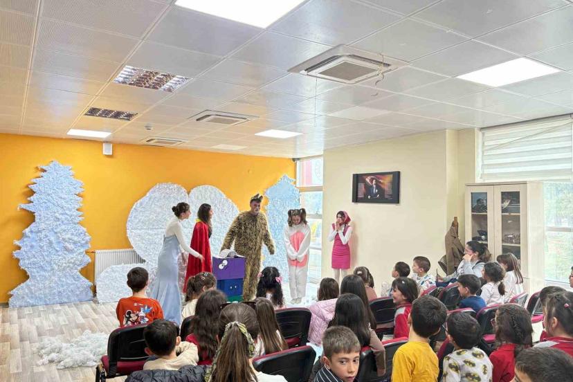 Gönüllü gençlerden çocuklara tiyatro şöleni