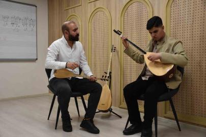 Görme engelli Umut, Aşık Veysel’in yolundan gidiyor