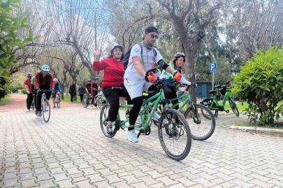 Görme engelliler, tandem bisikletle sınırlarını aşıyor